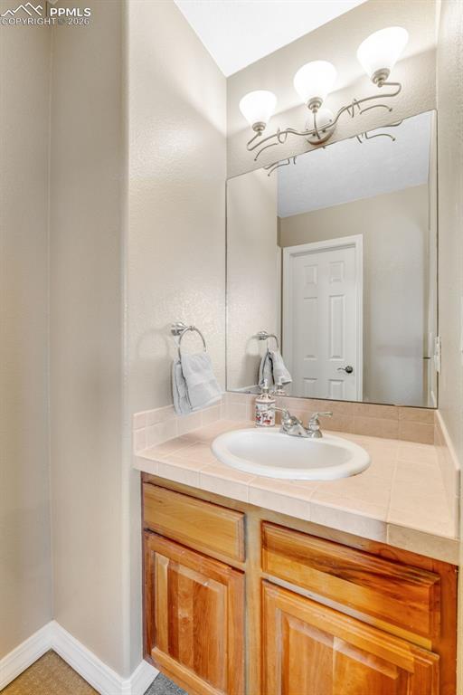 Image 25 of 50: Upper J&J Bathroom