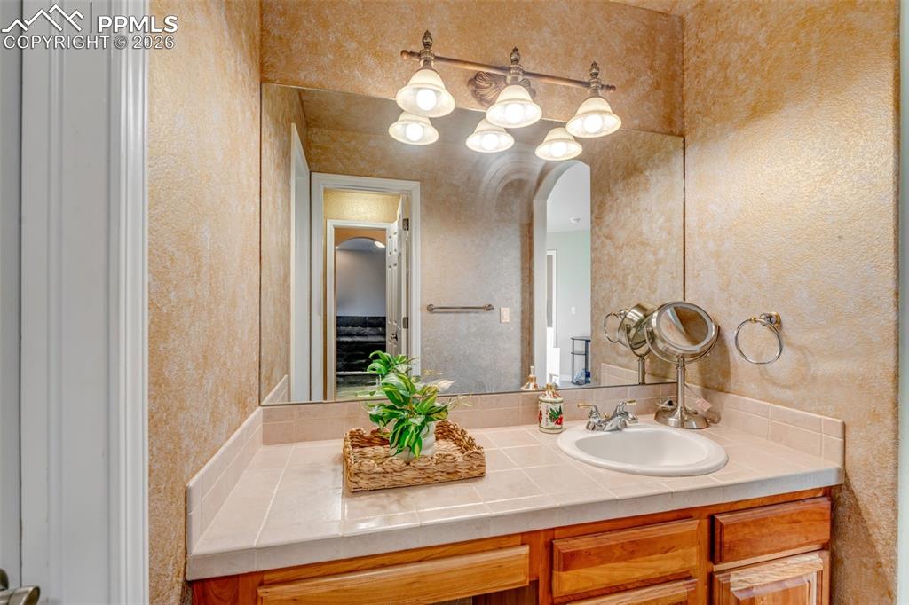 Image 27 of 50: Upper J&J Bathroom