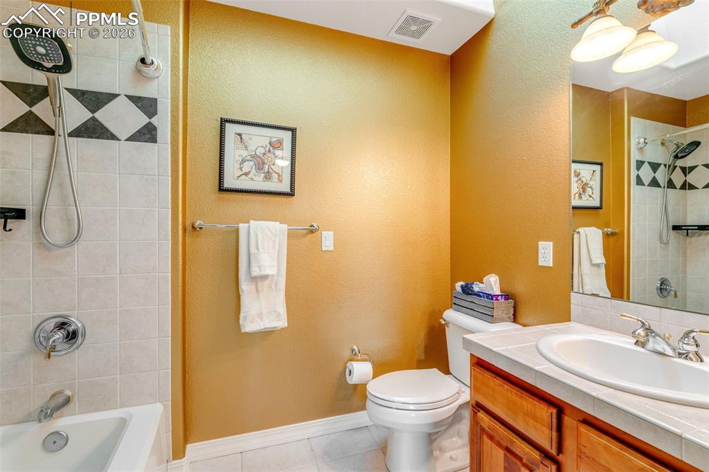 Image 30 of 50: Upper Bathroom En Suite