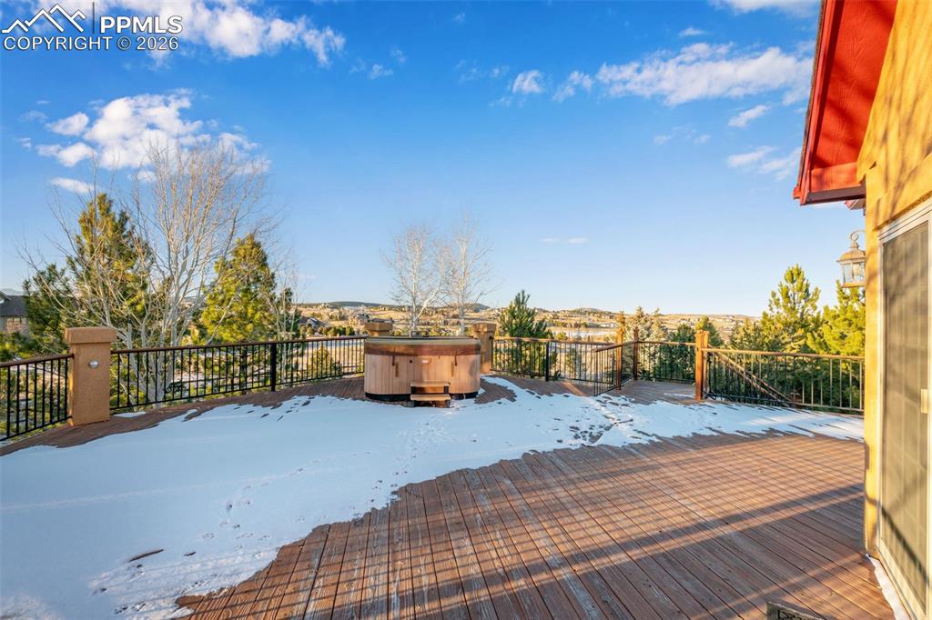 Image 45 of 50: Deck