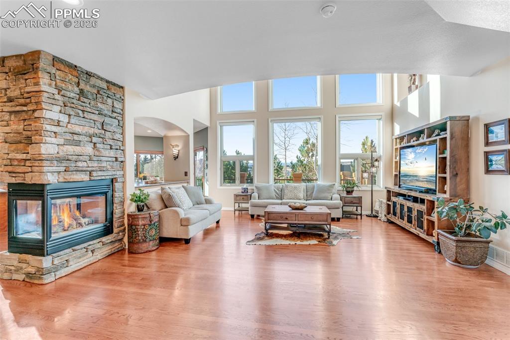 Image 7 of 50: Living Room