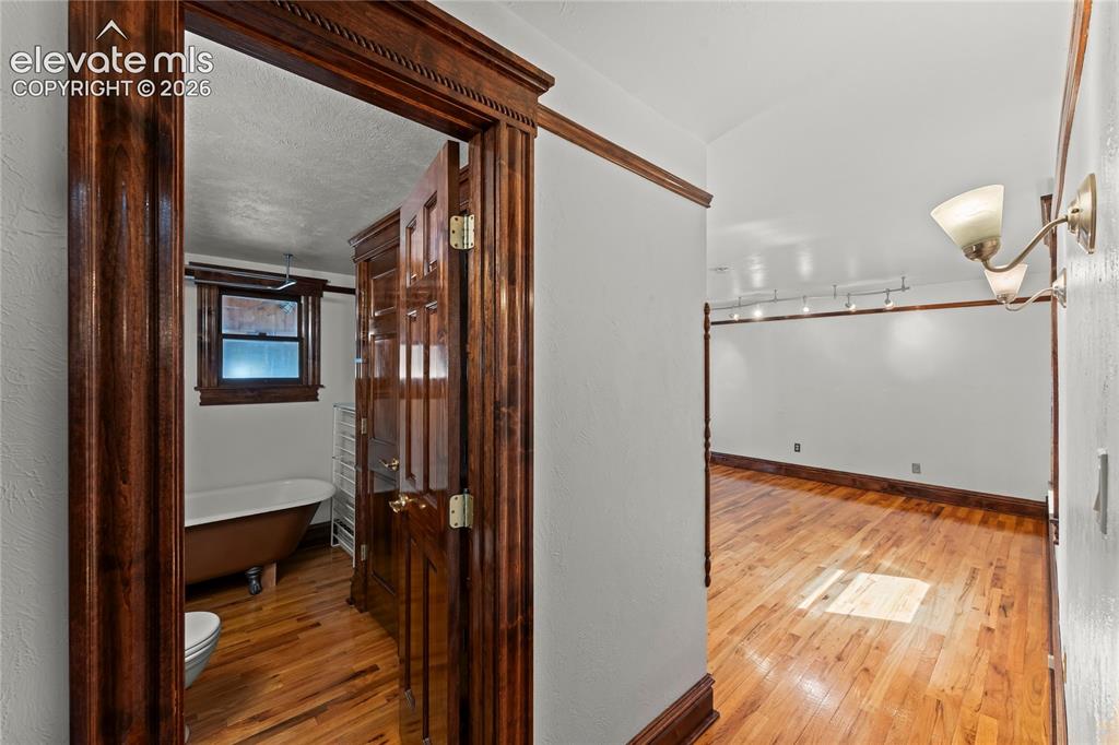 Image 18 of 47: Big kitchen with pull-up counters
