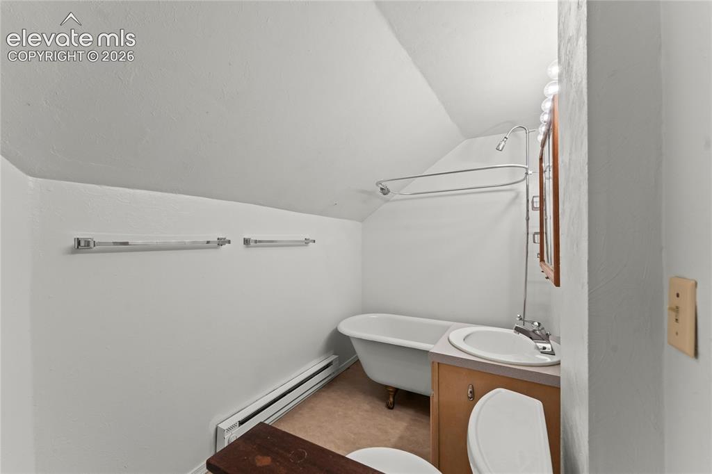 Image 31 of 47: Bathroom