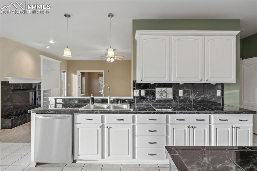 Image 15 of 38: Kitchen