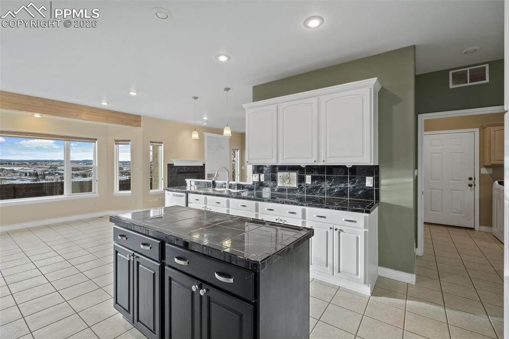 Image 16 of 38: Kitchen