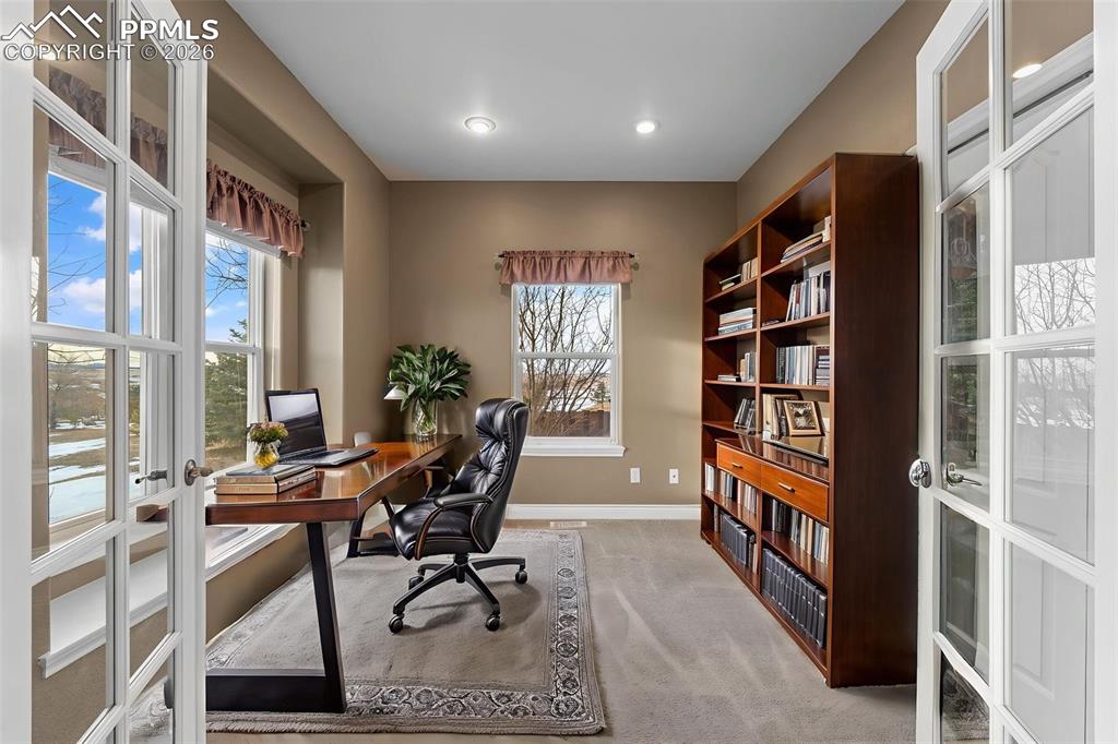 Image 22 of 38: Office