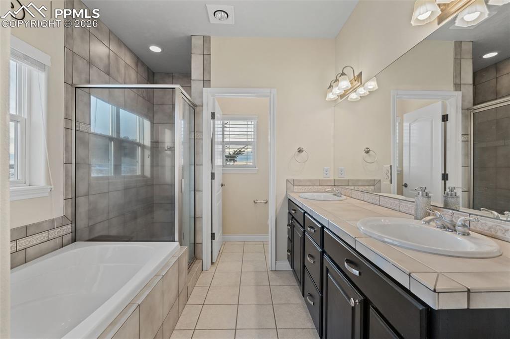 Image 25 of 38: Bathroom