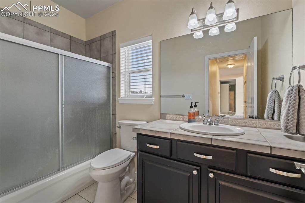 Image 28 of 38: Bathroom