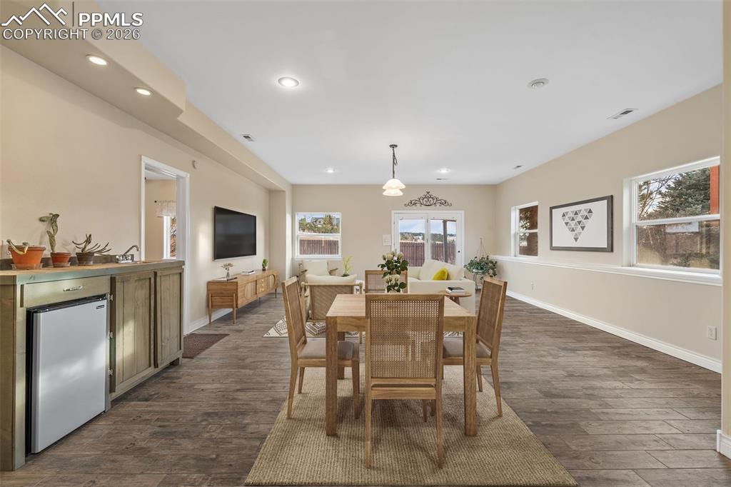 Image 31 of 38: Dining Area