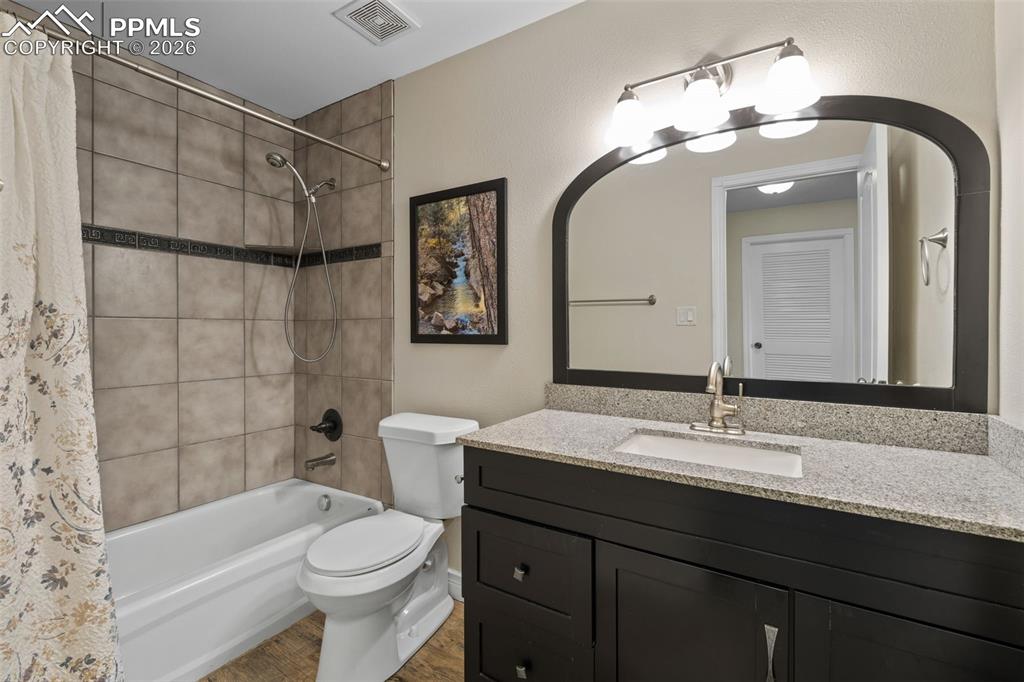 Image 38 of 38: Bathroom