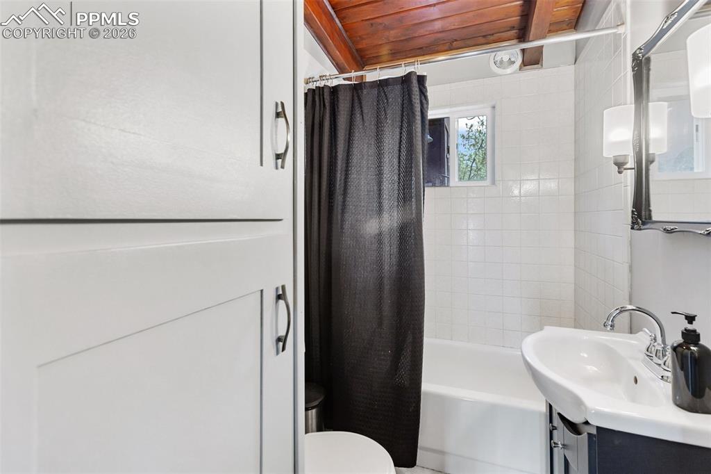 Image 18 of 46: Bathroom shower/ tub combo