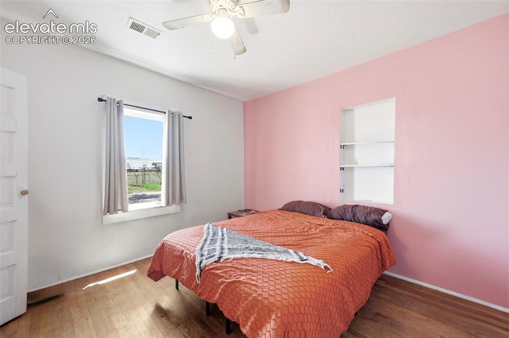 Image 10 of 42: Bedroom