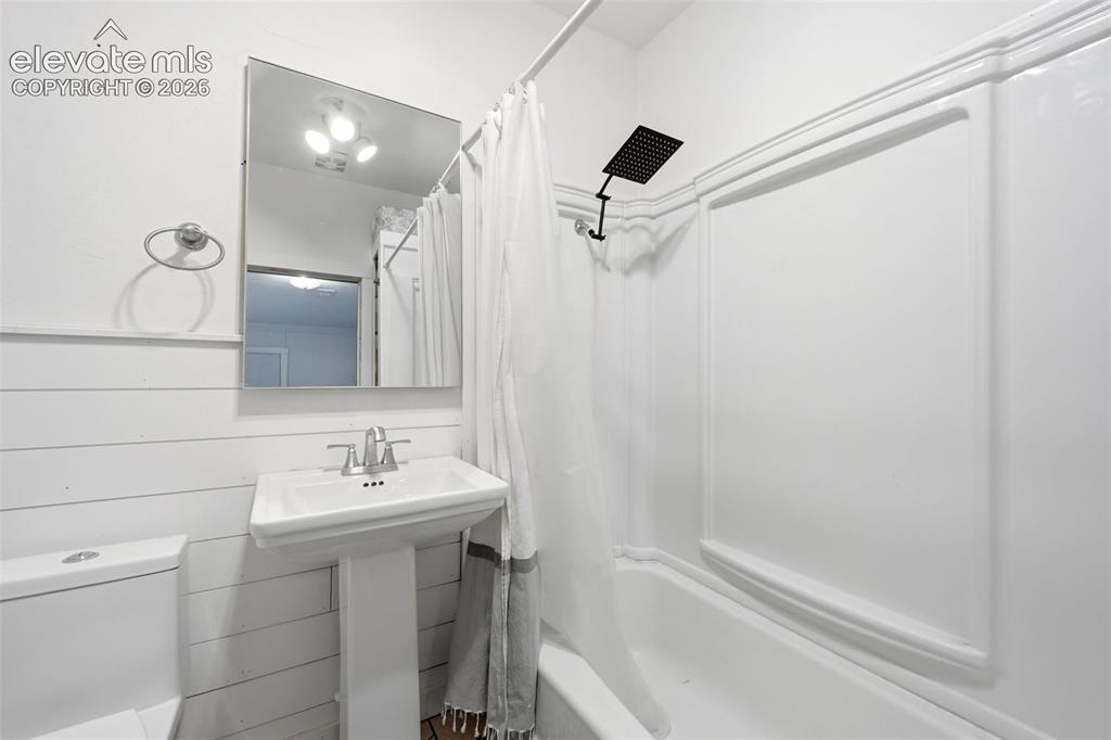 Image 15 of 42: Bathroom
