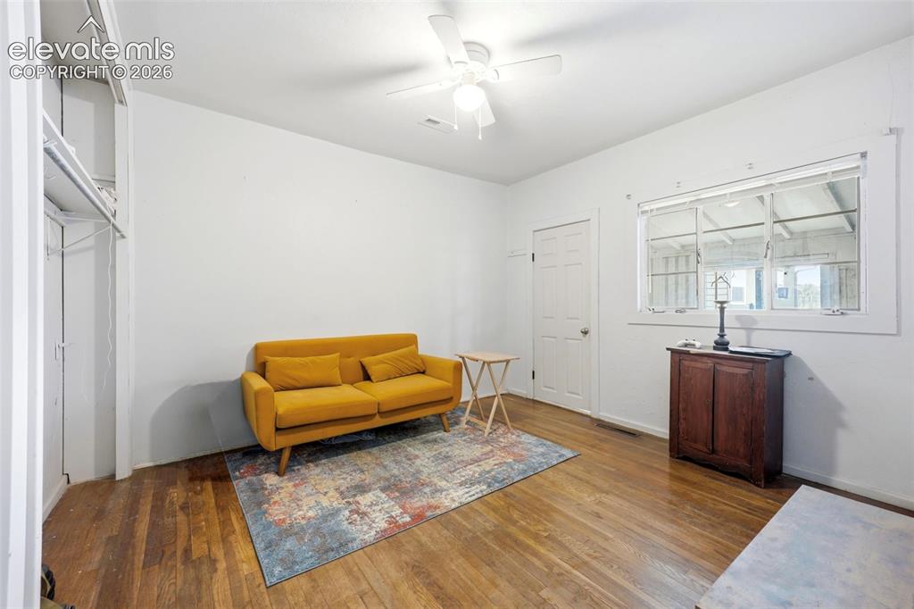 Image 18 of 42: Sitting Room