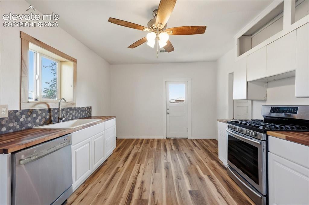 Image 7 of 42: Kitchen