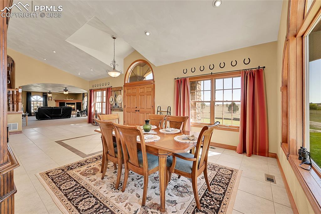 Image 18 of 49: Dining Area