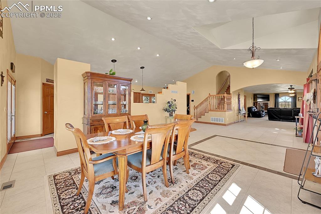 Image 19 of 49: Dining Area