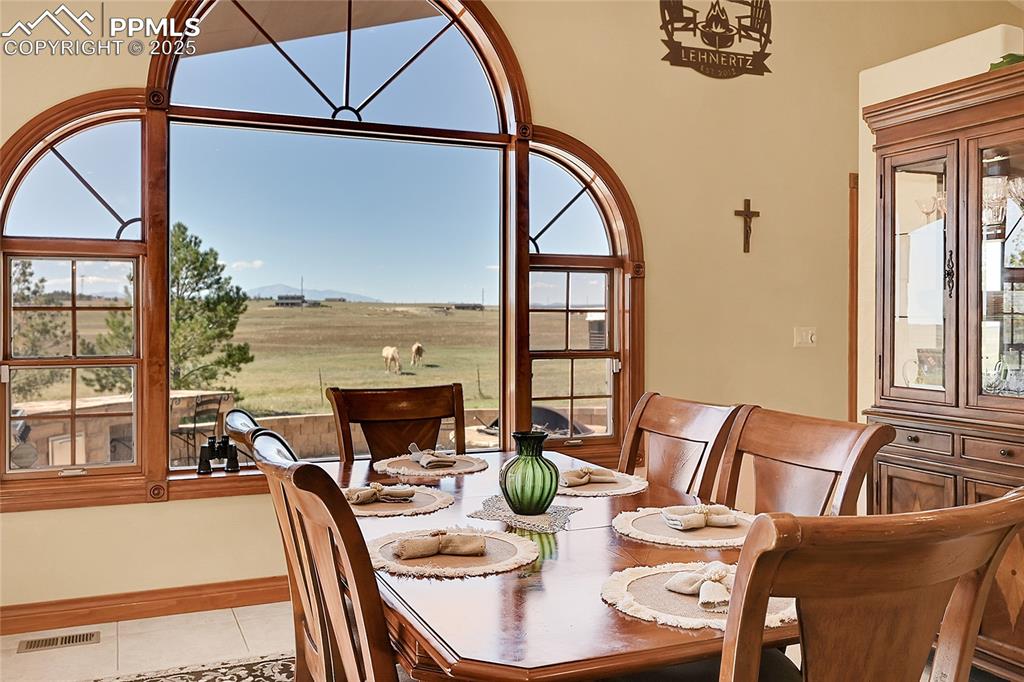 Image 20 of 49: Dining Area