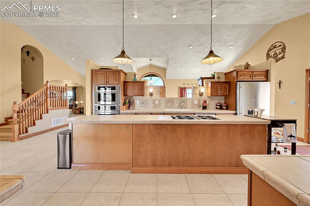 Image 27 of 49: Kitchen