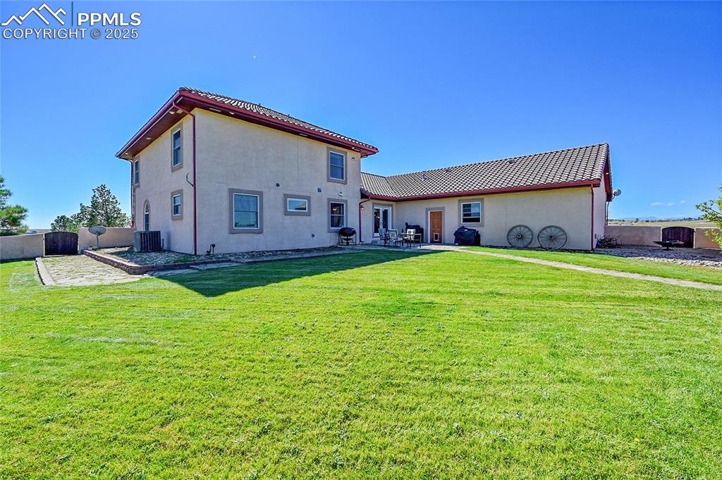 Image 4 of 49: Back of Structure