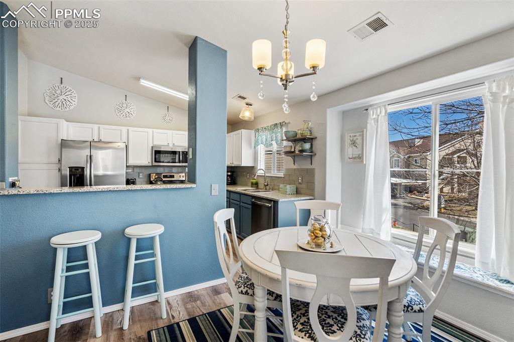 Image 12 of 36: Dining Area