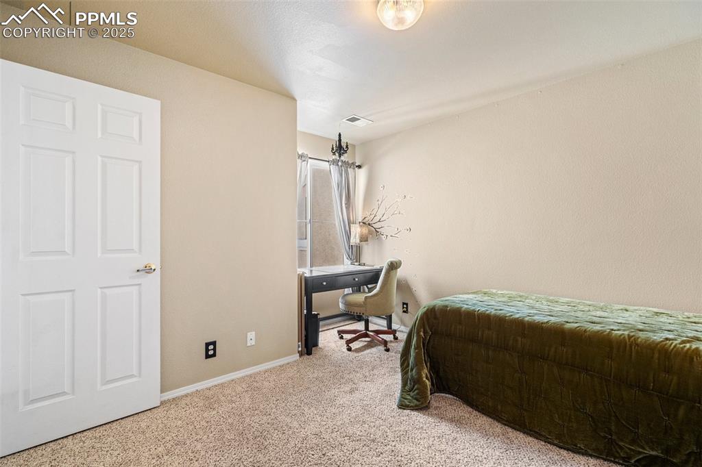 Image 17 of 36: Bedroom