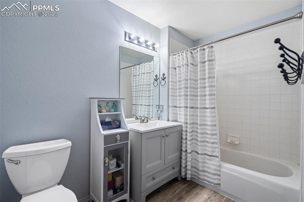 Image 20 of 36: Bathroom