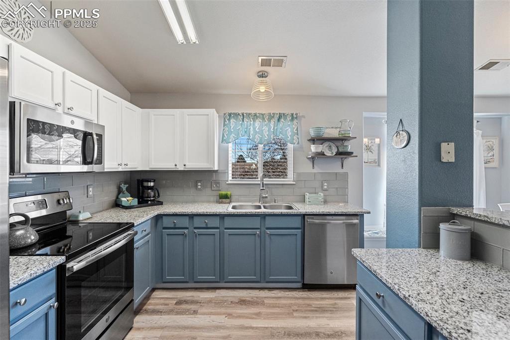 Image 7 of 36: Kitchen