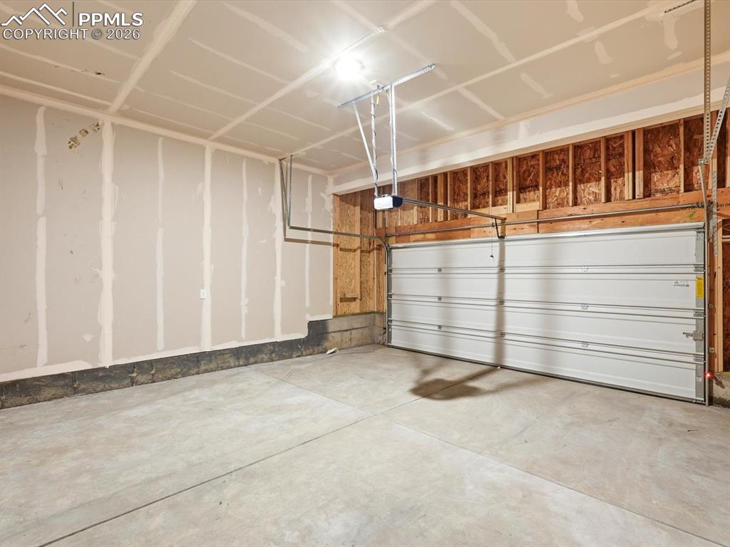 Image 12 of 33: Garage