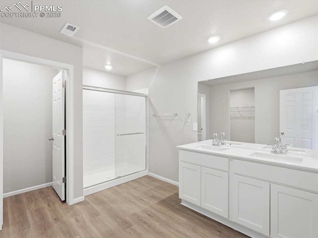 Image 19 of 33: Bathroom