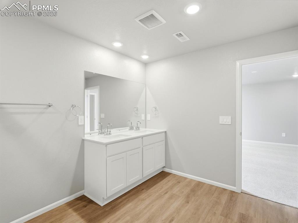 Image 20 of 33: Bathroom