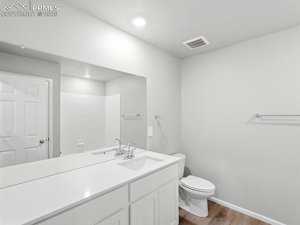 Image 23 of 33: Bathroom
