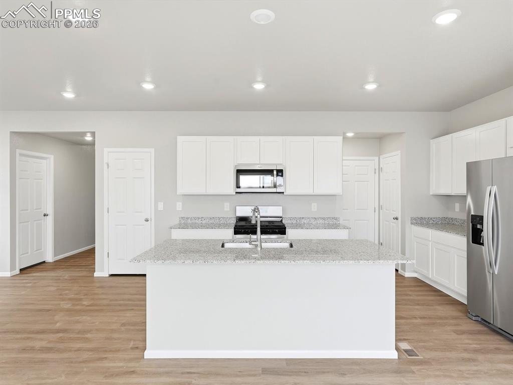 Image 7 of 33: Kitchen