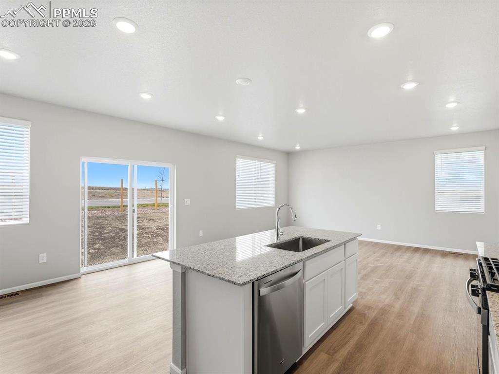 Image 9 of 33: Kitchen