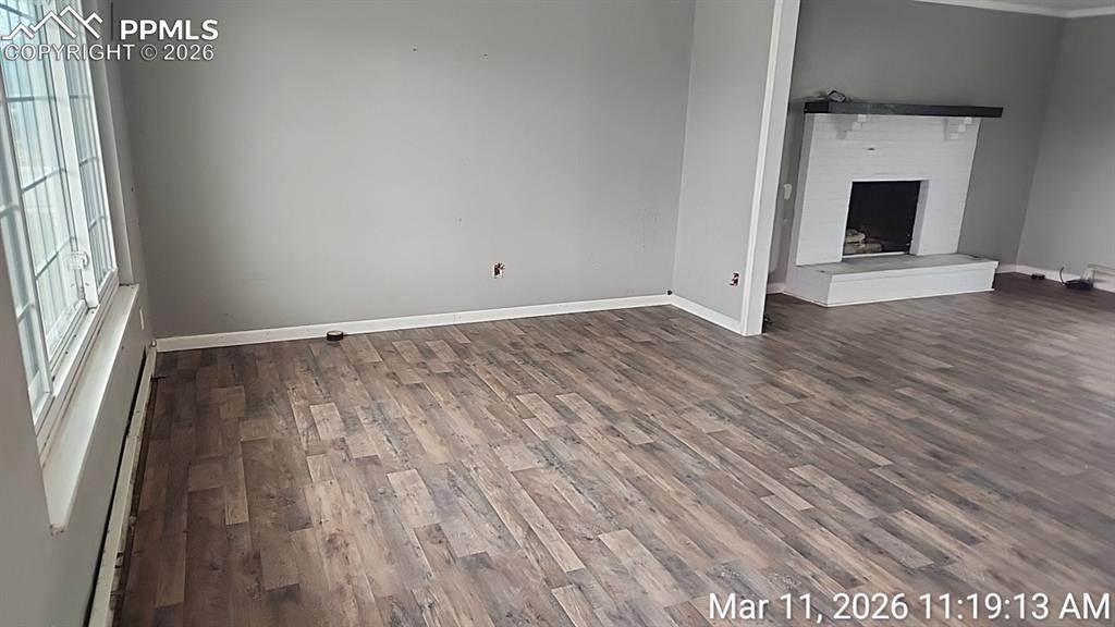 Image 3 of 8: Living Room