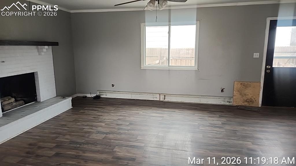 Image 4 of 8: Living Room