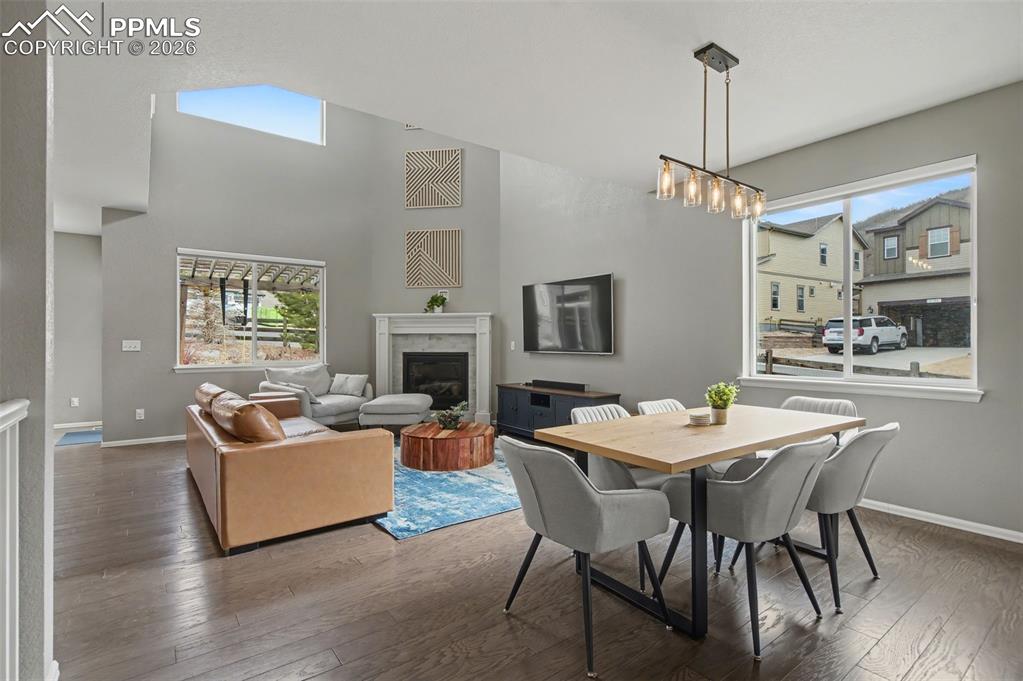 Image 11 of 50: Dining Area