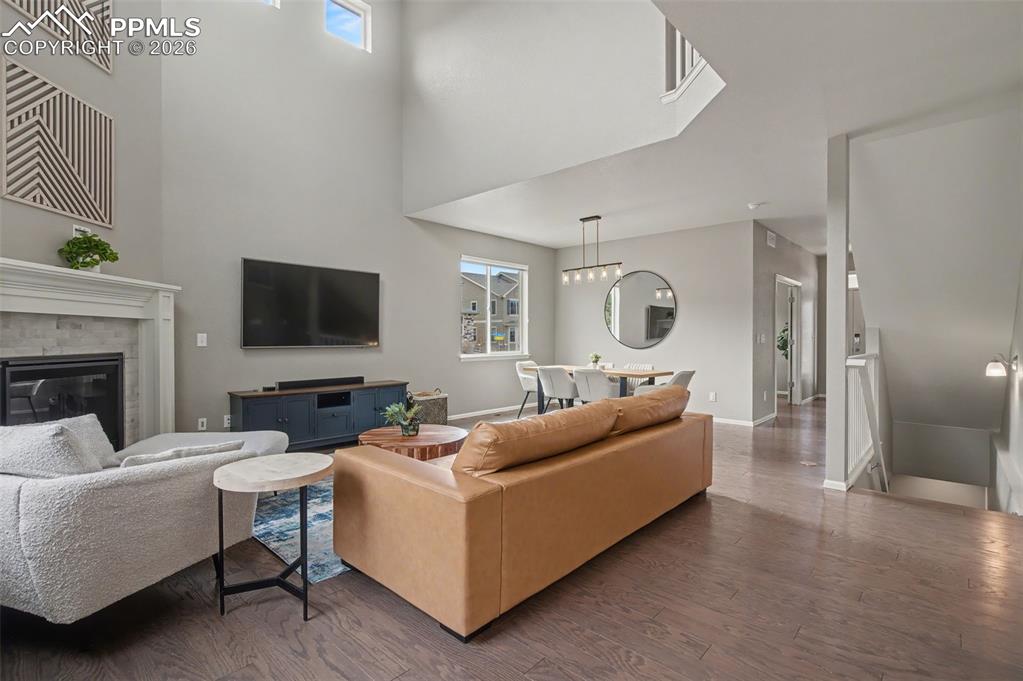 Image 16 of 50: Living Room