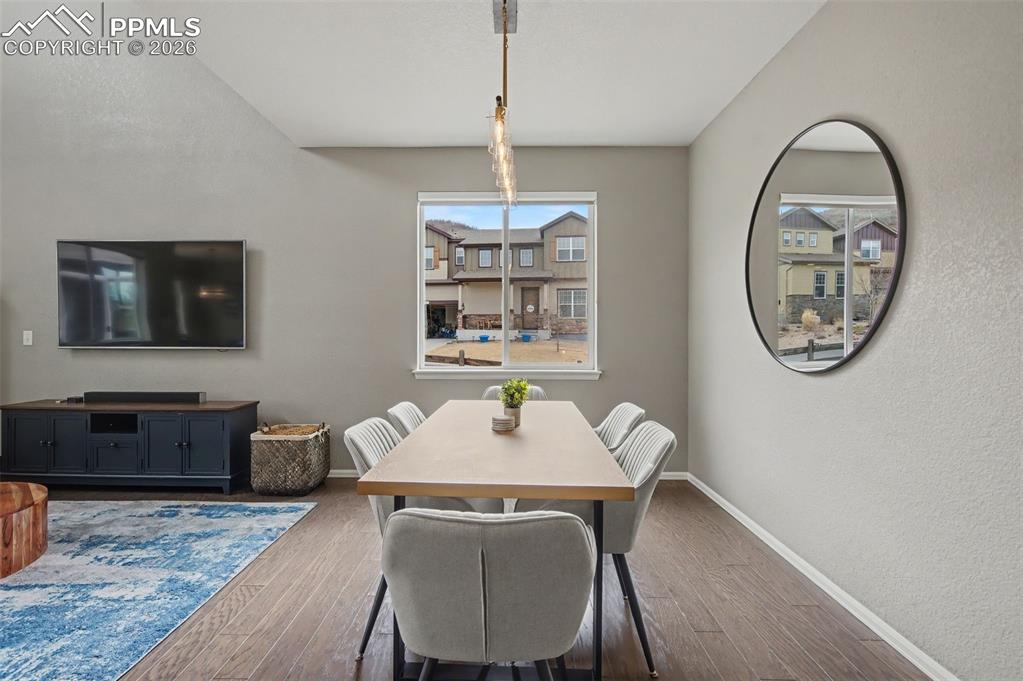 Image 17 of 50: Dining Area