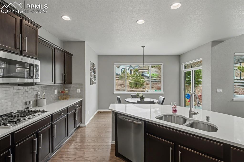 Image 20 of 50: Kitchen