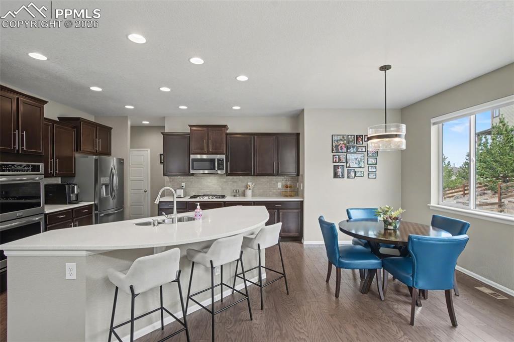 Image 21 of 50: Kitchen