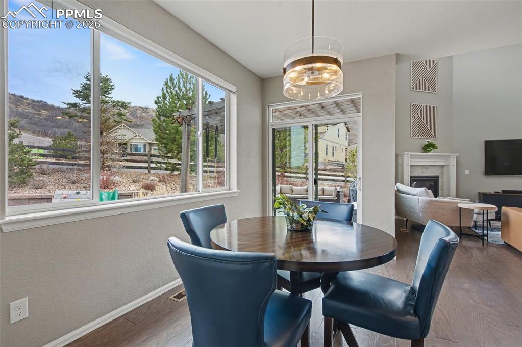 Image 23 of 50: Dining Area