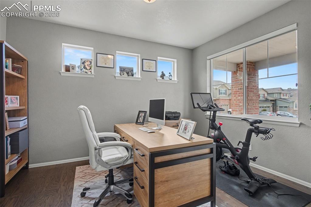 Image 26 of 50: Office