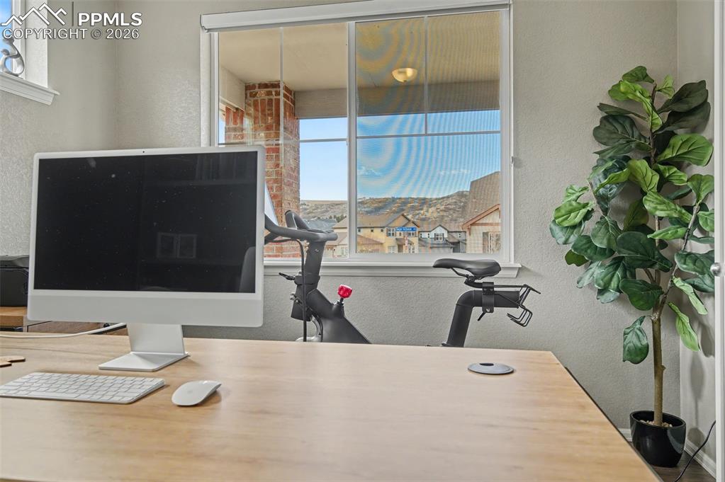 Image 27 of 50: Office