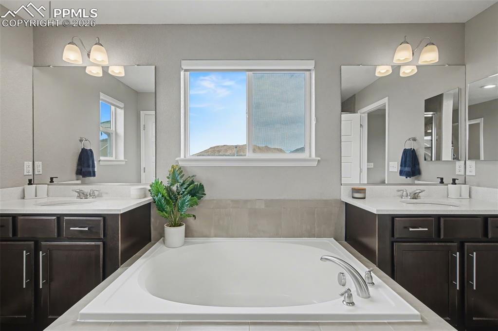 Image 31 of 50: Bathroom