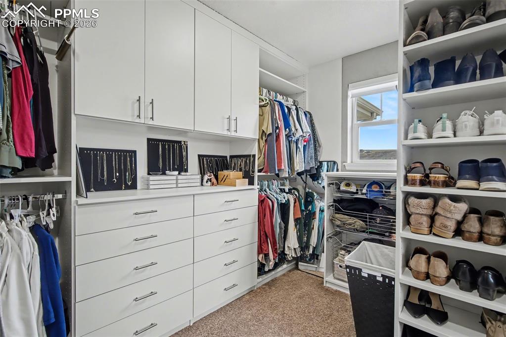 Image 33 of 50: Closet