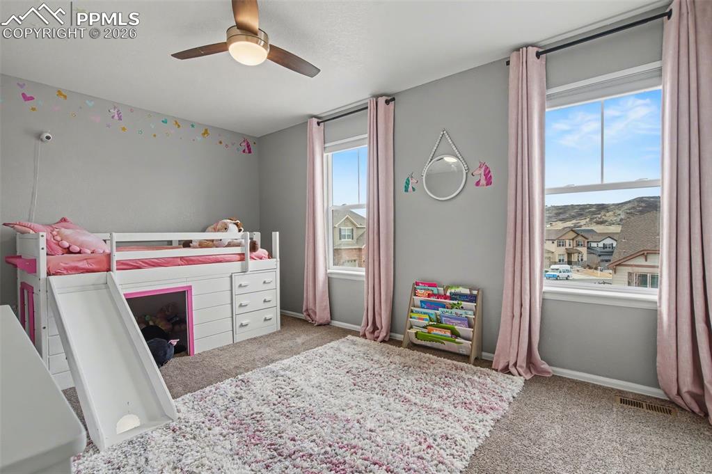 Image 35 of 50: Bedroom