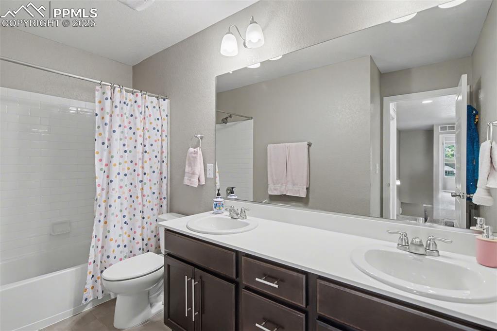 Image 37 of 50: Bathroom