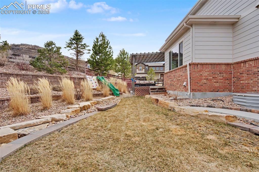 Image 47 of 50: Yard