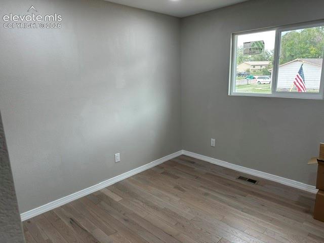 Image 13 of 14: Bedroom